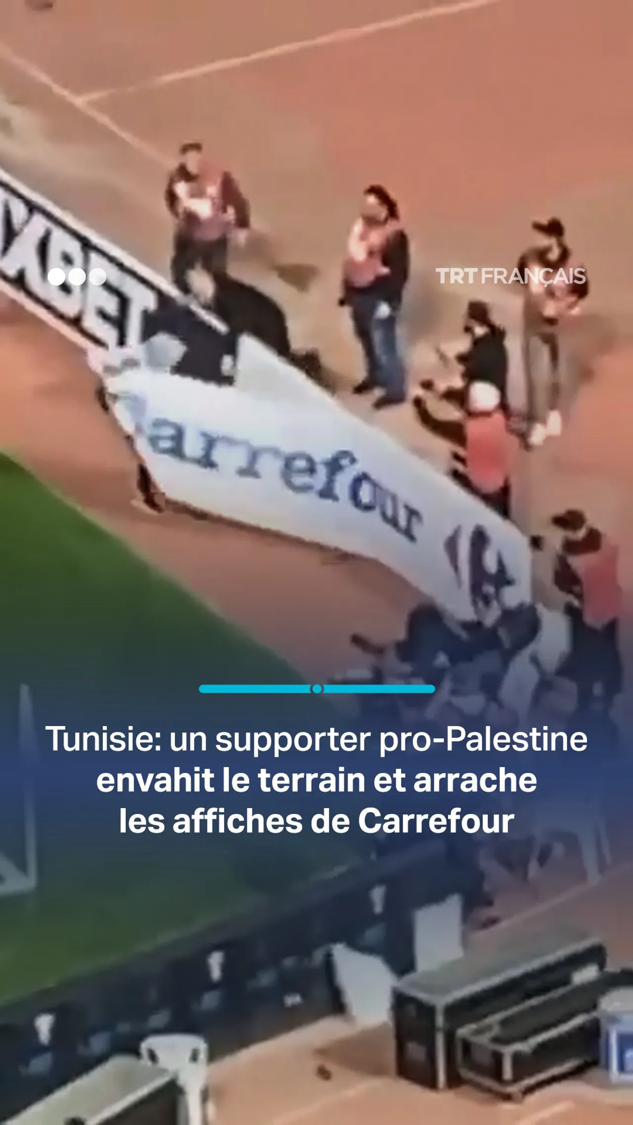 Un supporter tunisien arrache les affiches publicitaires de Carrefour lors d’un match international